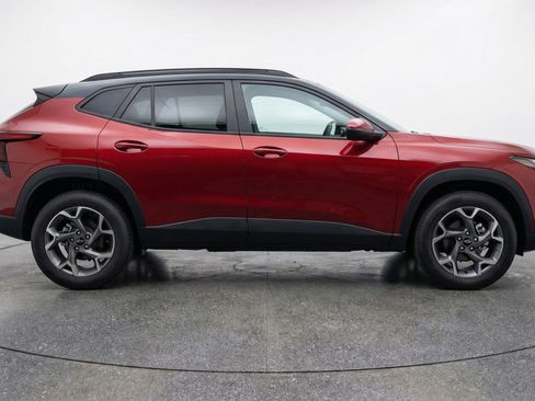 Used 2025 Chevrolet Trax LT w/ LT Convenience Package FWD image 11