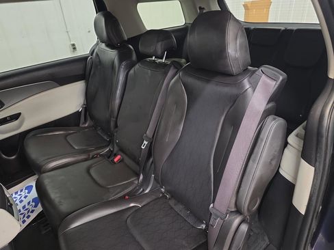 Used 2022 Kia Carnival LX image 31