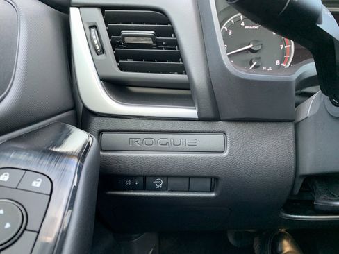 Used 2025 Nissan Rogue S image 18