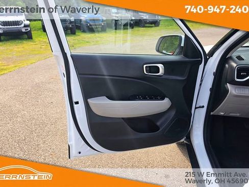 Used 2025 Hyundai Venue SEL FWD image 13