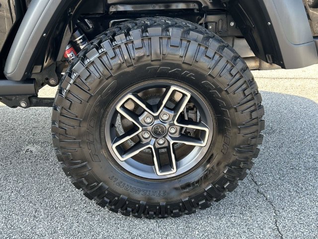Used 2024 Jeep Gladiator Mojave w/ Technology Group AWD/4WD image 11