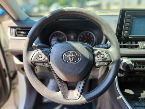 Used 2021 Toyota RAV4 LE AWD/4WD image 25