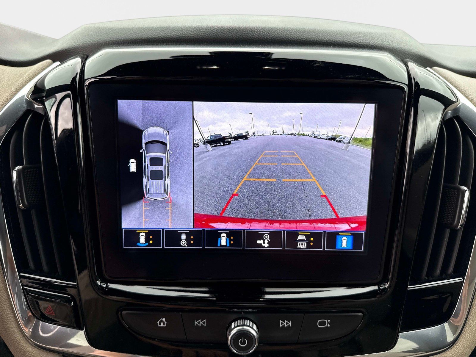 Used 2023 Chevrolet Traverse Premier FWD image 26