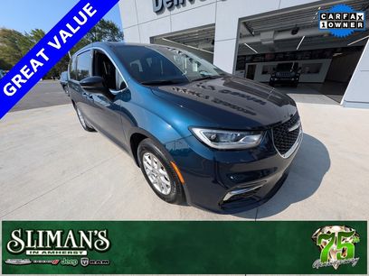 Used 2025 Chrysler Pacifica Select