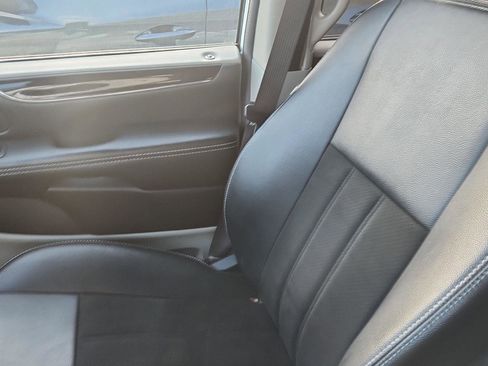 Used 2019 Dodge Grand Caravan SXT image 13