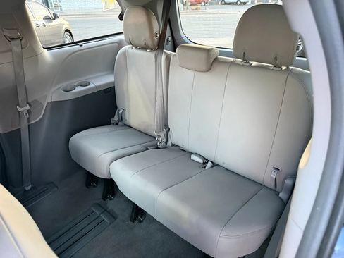 Used 2017 Toyota Sienna XLE w/ XLE Navigation Package FWD image 17