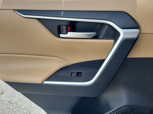 Used 2019 Toyota RAV4 XLE w/ Convenience Package FWD image 13