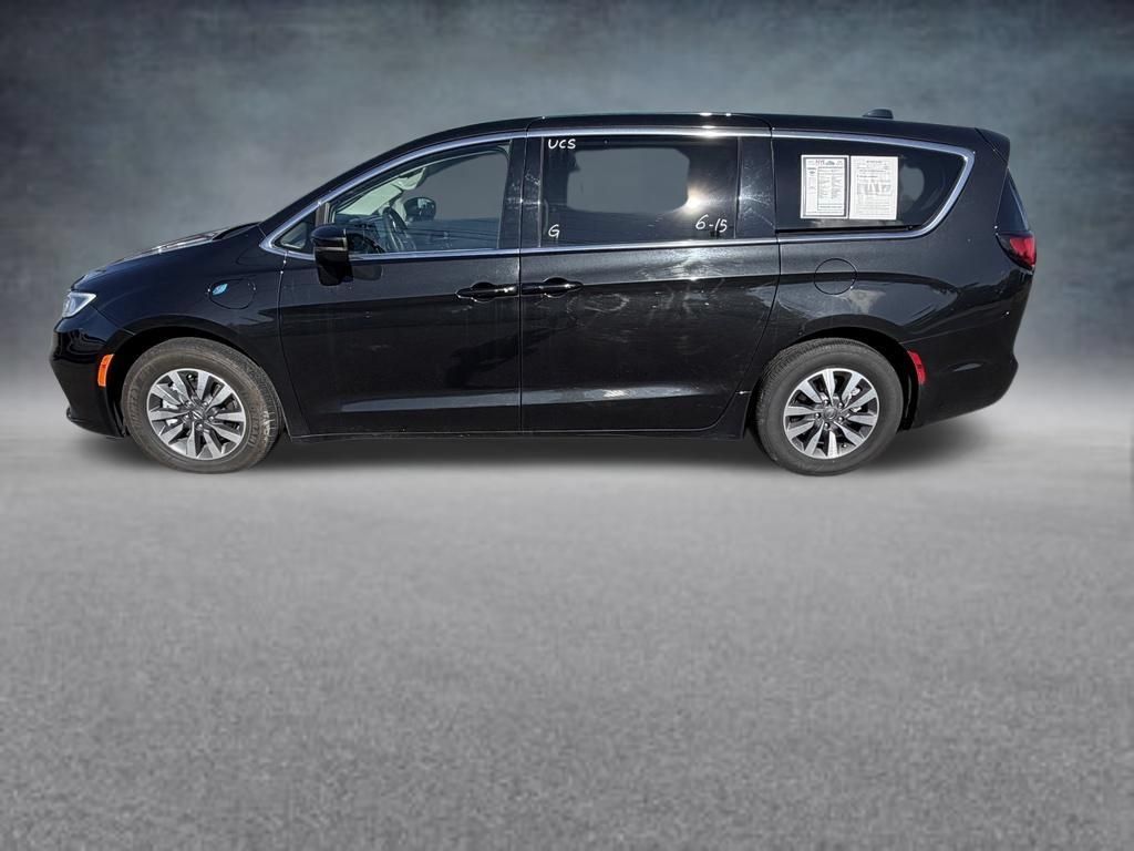 Used 2023 Chrysler Pacifica Touring-L FWD image 2