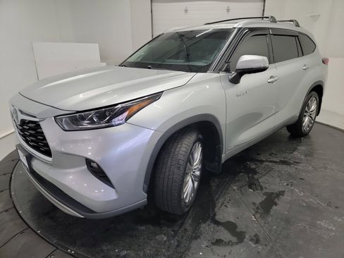 Used 2020 Toyota Highlander Platinum image 3