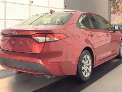 Used 2021 Toyota Corolla LE image 4