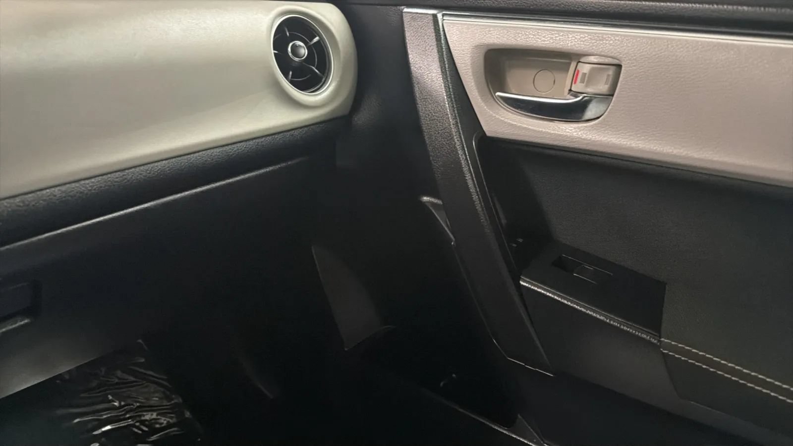 Used 2018 Toyota Corolla LE w/ Carpet Mat Package (TMS) FWD image 16
