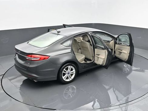 Used 2018 Ford Fusion SE FWD image 25