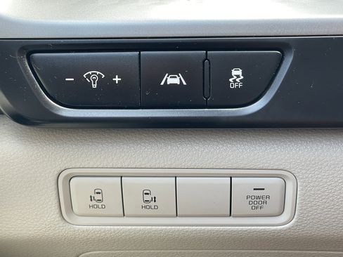 Used 2023 Kia Carnival LX image 24