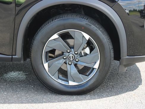 Used 2024 Nissan Rogue SV AWD/4WD image 12
