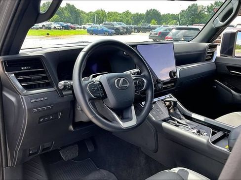 Used 2024 Lexus GX 550 w/ Accessory Package (2T) AWD/4WD image 17