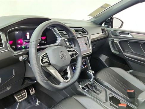 Used 2023 Volkswagen Tiguan SE R-Line image 18