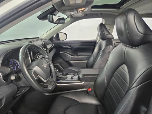 Used 2022 Toyota Highlander XLE FWD image 14