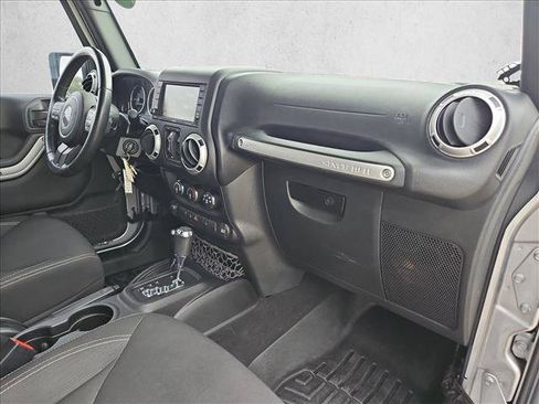 Used 2016 Jeep Wrangler Unlimited Rubicon w/ Connectivity Group AWD/4WD image 19