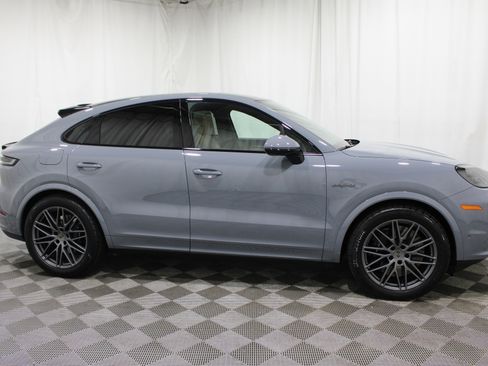 Used 2025 Porsche Cayenne Turbo AWD/4WD image 32