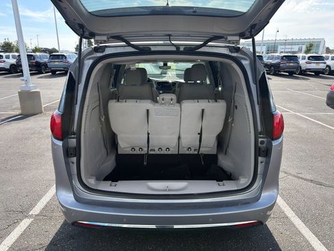 Used 2018 Chrysler Pacifica Touring Plus FWD image 17