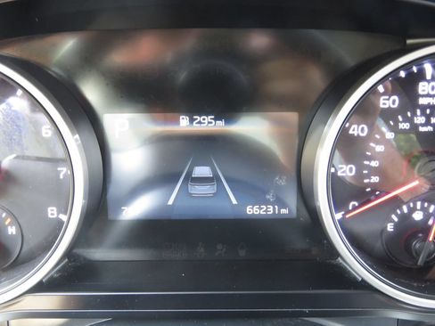 Used 2022 Kia Carnival LX FWD image 20