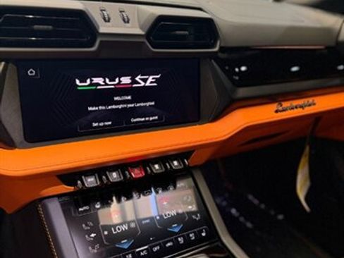 Used 2025 Lamborghini Urus SE AWD/4WD image 16