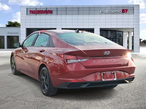 Used 2023 Hyundai Elantra SEL w/ Preferred Accessory Package FWD image 4