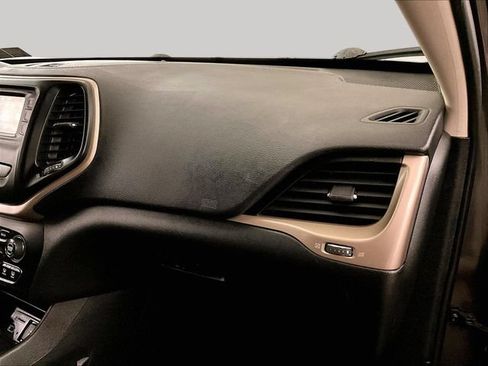 Used 2015 Jeep Cherokee Latitude AWD/4WD image 16