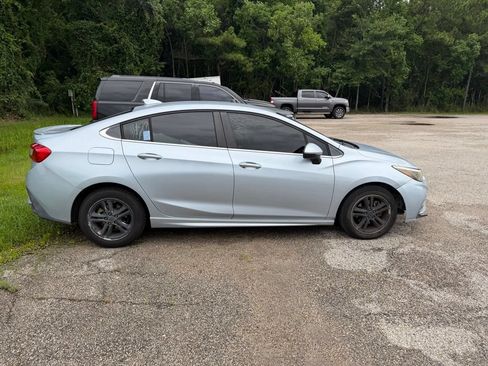 Used 2017 Chevrolet Cruze LT w/ Convenience Package FWD image 8