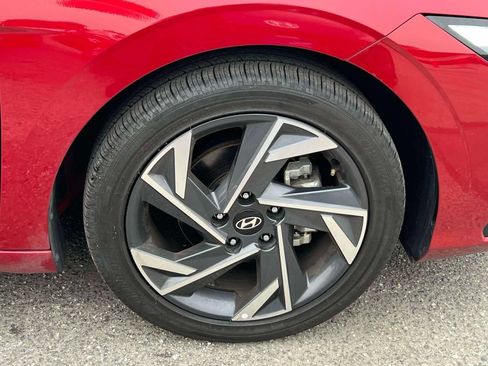 Certified 2025 Hyundai Elantra Limited FWD image 8