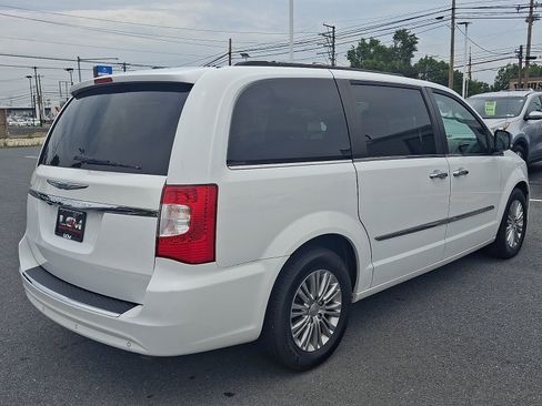 Used 2016 Chrysler Town & Country Touring-L FWD image 5