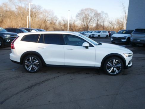 Used 2024 Volvo V60 B5 Cross Country Plus w/ Protection Package Premier image 8