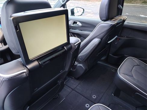 New 2026 Chrysler Pacifica Limited w/ Uconnect Theater Family Group image 32