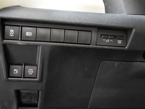 Used 2021 Toyota Sienna Limited image 11