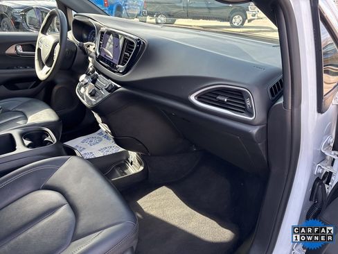 Used 2025 Chrysler Pacifica Select image 56