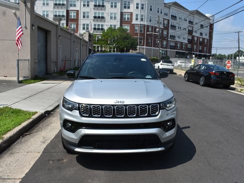 Used 2025 Jeep Compass Limited AWD/4WD image 2