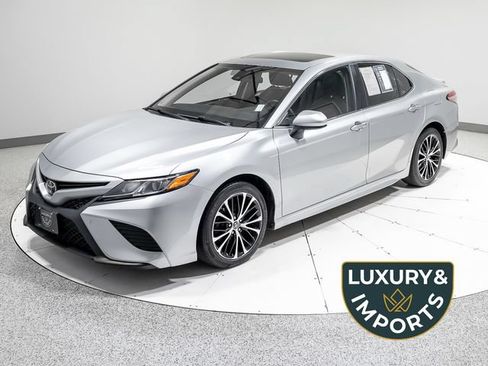 Used 2018 Toyota Camry SE w/ Moonroof Package FWD image 1