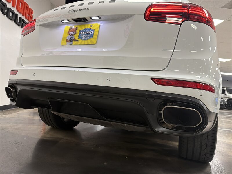 Used 2017 Porsche Cayenne Platinum Edition w/ Premium Package (PJV) AWD/4WD image 11