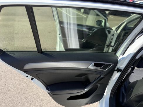 Used 2015 Volkswagen e-Golf SEL Premium image 18