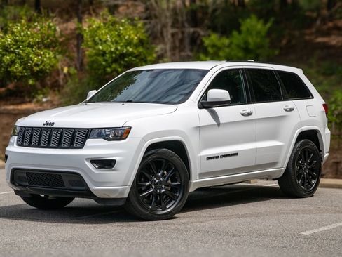 Used 2020 Jeep Grand Cherokee Altitude RWD image 1