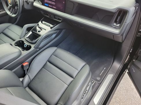 Certified 2025 Porsche Cayenne AWD/4WD image 19