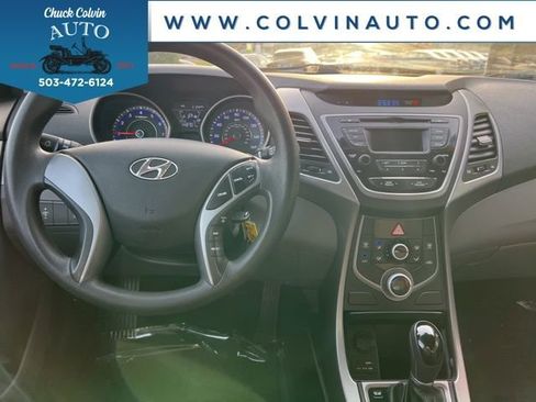 Used 2015 Hyundai Elantra SE image 18