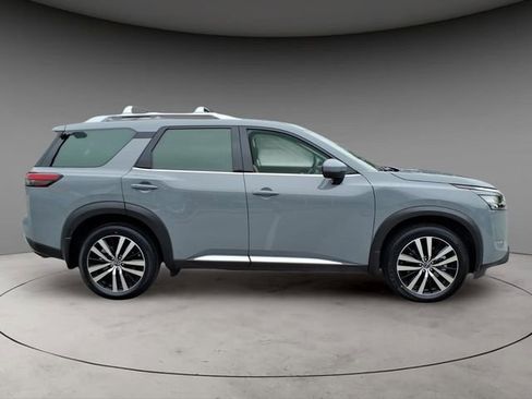 Certified 2025 Nissan Pathfinder Platinum AWD/4WD image 10