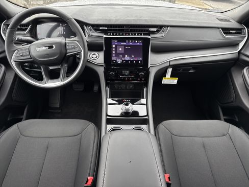 New 2025 Jeep Grand Cherokee Laredo X w/ Luxury Tech Group I image 28