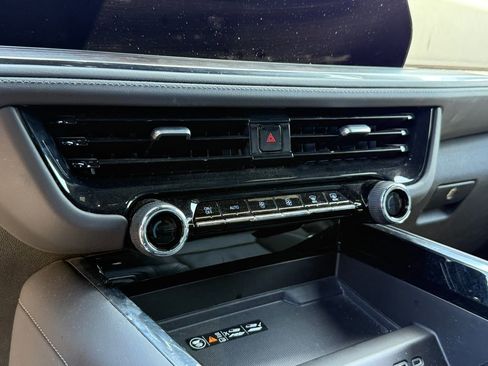 Used 2025 Chevrolet Suburban Z71 AWD/4WD image 19