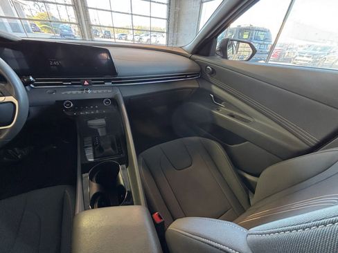 Used 2025 Hyundai Elantra SEL image 39