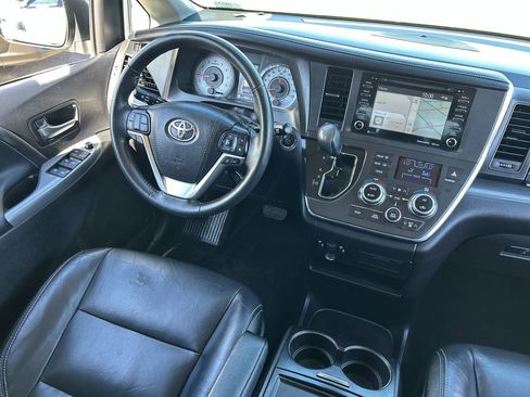 Used 2018 Toyota Sienna SE w/ SE Preferred Package image 10