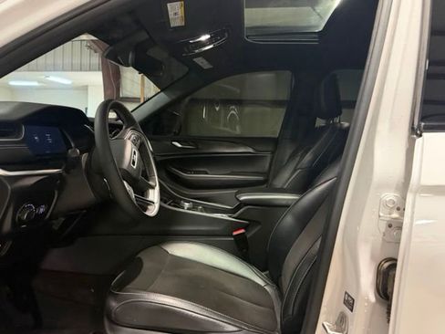 Used 2023 Jeep Grand Cherokee Altitude AWD/4WD image 10
