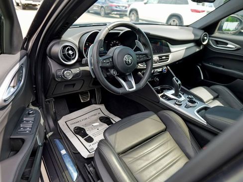 Used 2023 Alfa Romeo Giulia Veloce AWD/4WD image 16