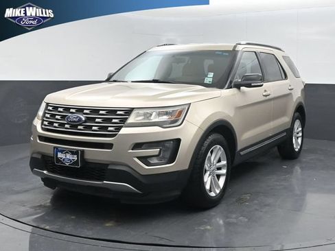 Used 2017 Ford Explorer XLT FWD image 3